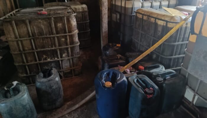 Unit Intel Kodim 1422/Maros Gerebek Tempat Penimbunan Solar Subsidi di Bontoa