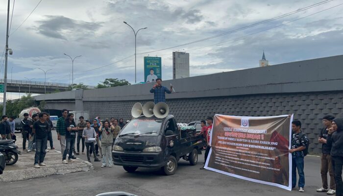 Diduga Lakukan Pemerasan, eks Kajari Enrekang Didemo Aktivis di Kota Makassar